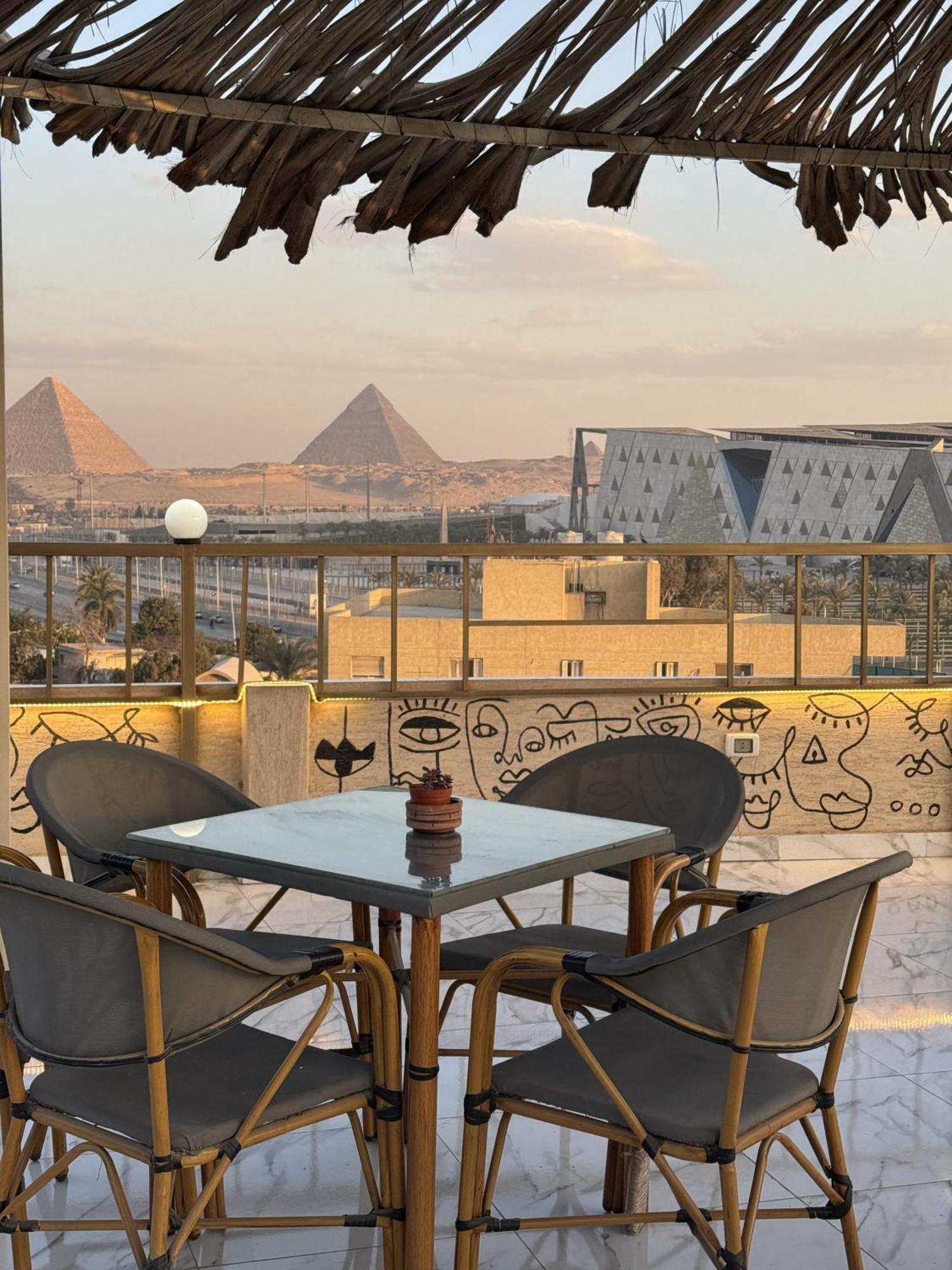 Topview Pyramids And Museum Nazlat as Sammān المظهر الخارجي الصورة